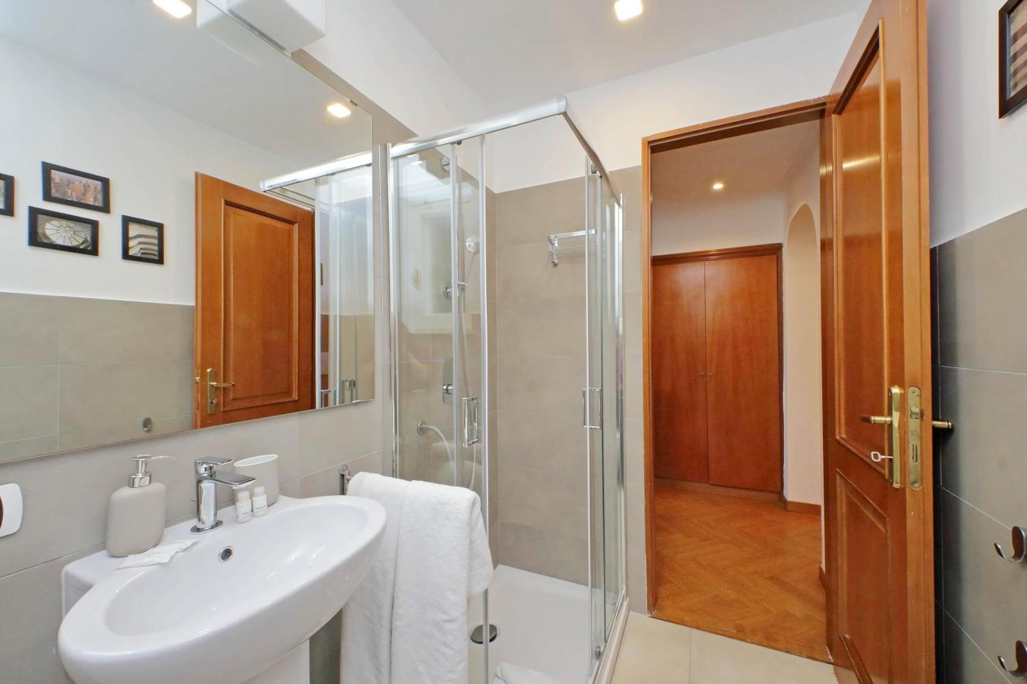 Ych-Comfortable 2 Bedrooms Flat Near Colosseum Roma Dış mekan fotoğraf